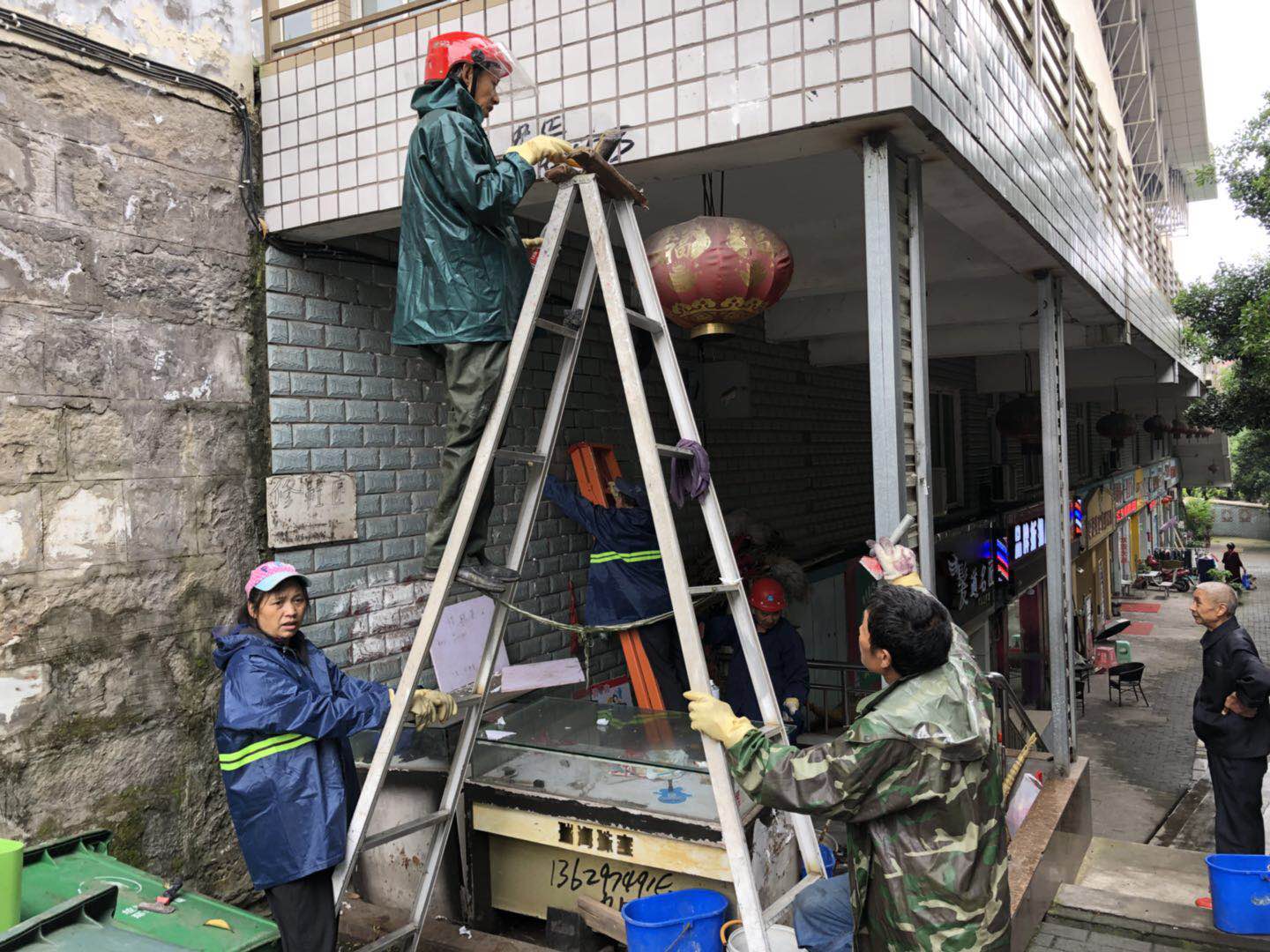 2019年6月10日重慶市萬州高級中學外圍門店及墻面清潔廣告、污垢、油漬由渝超物業旗下美萬家保潔承接并順利完工